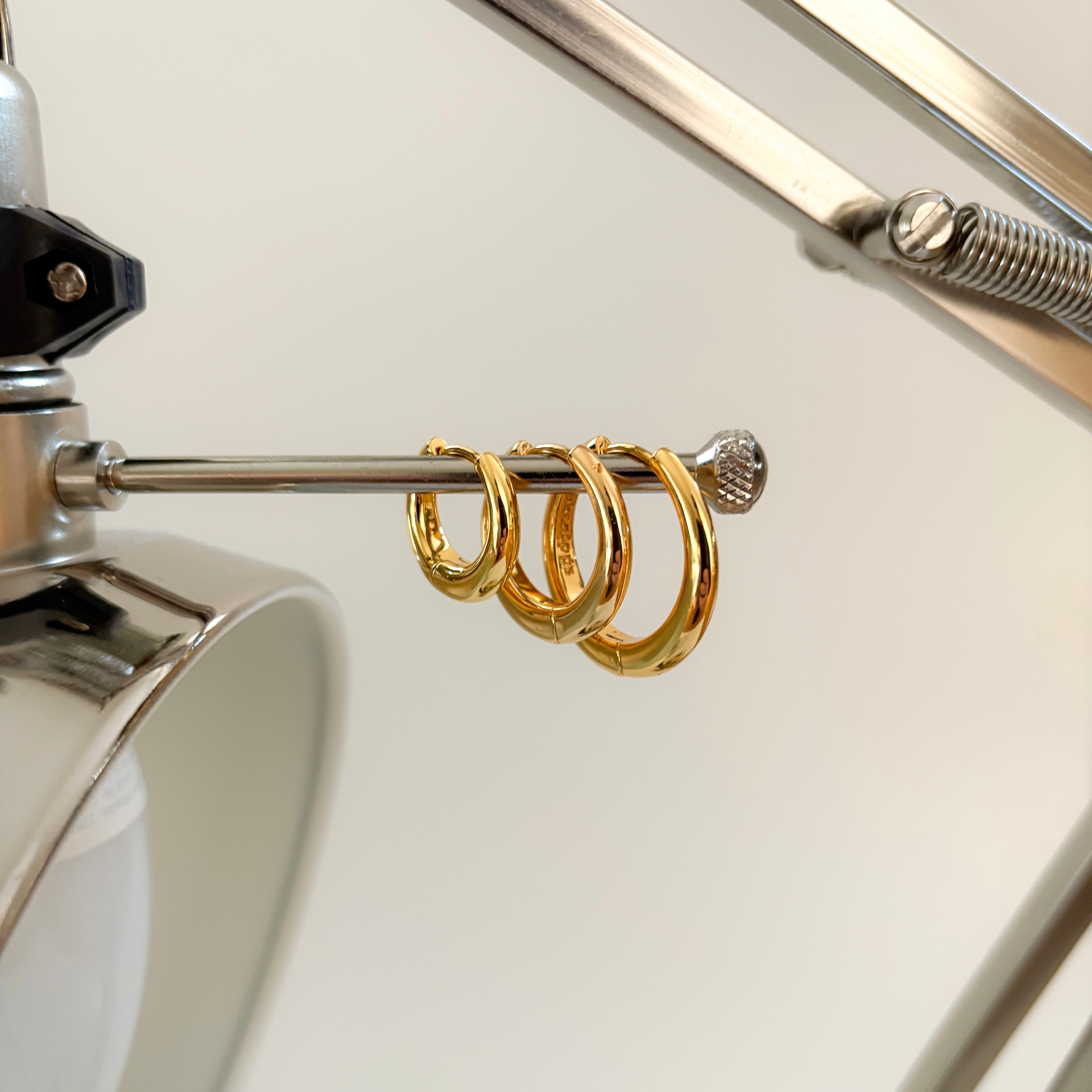 KAIZEN guldhoops 18K guld – närbild layering set