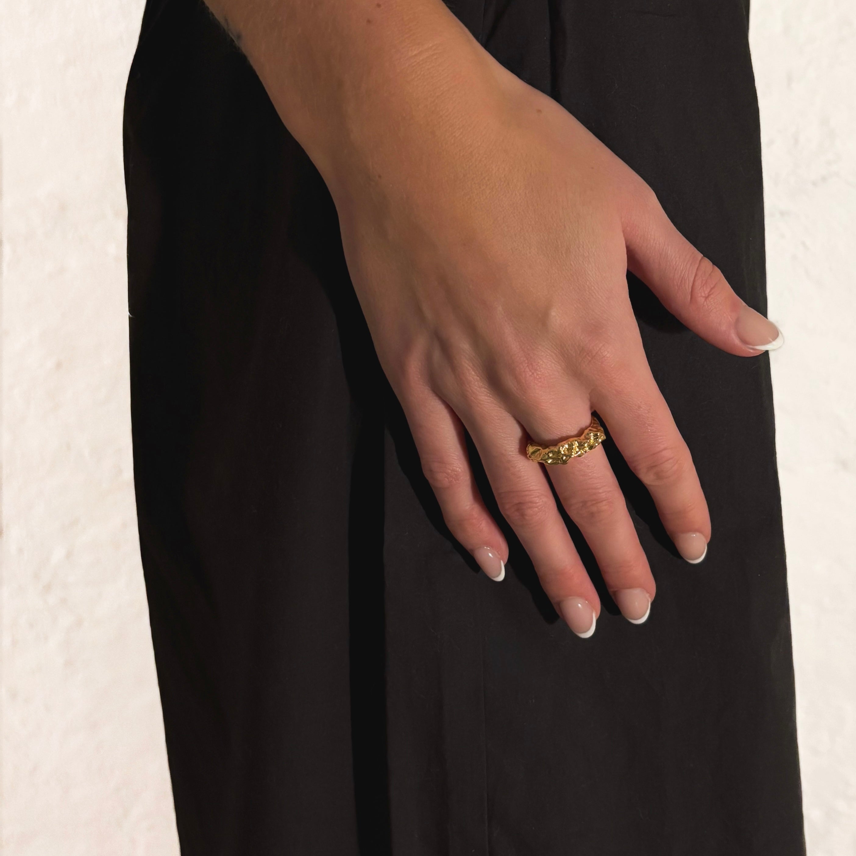 GENNO guldring 18K guld – hamrad textur närbild