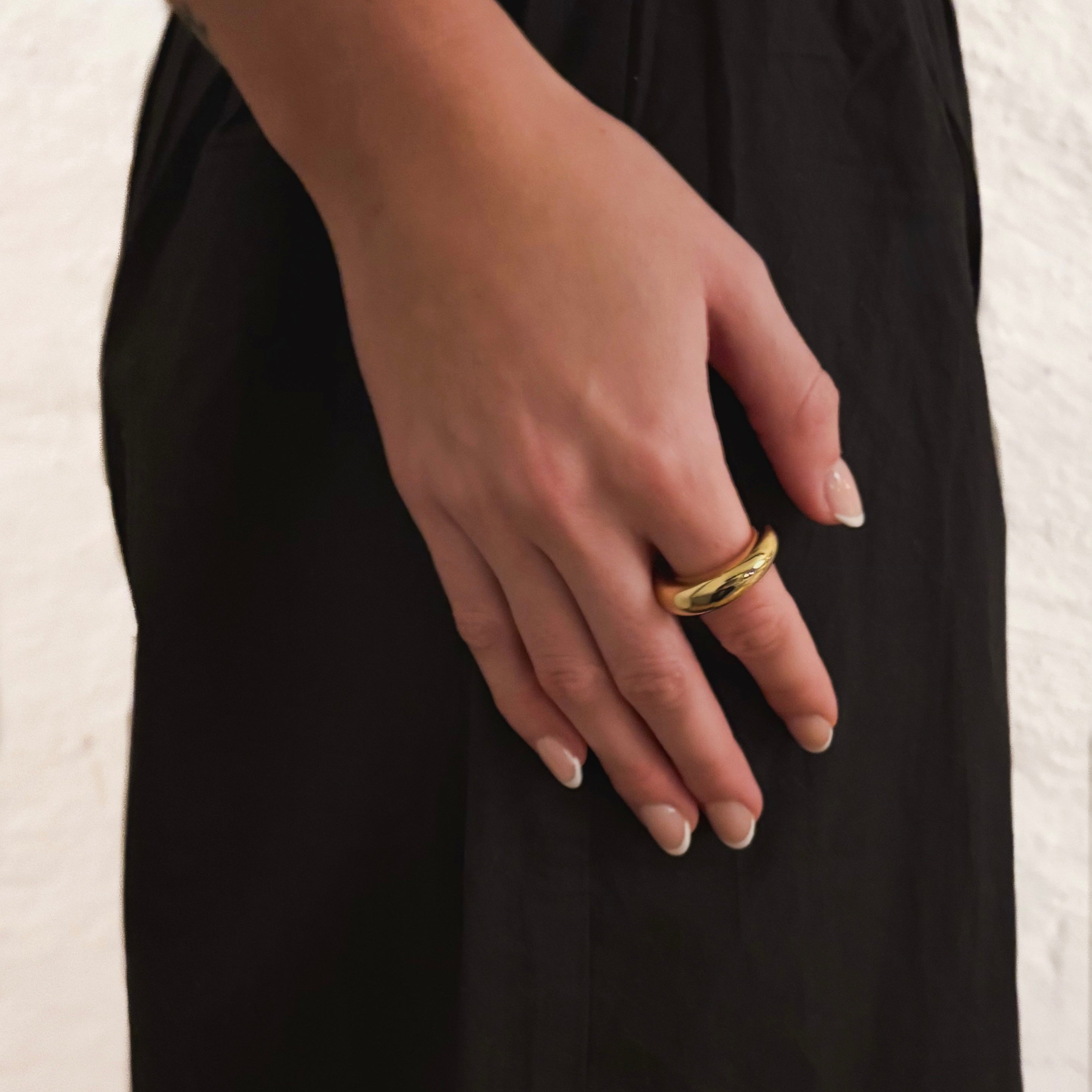 KAIZEN CHUNKY RING guld – närbild bred ring statement