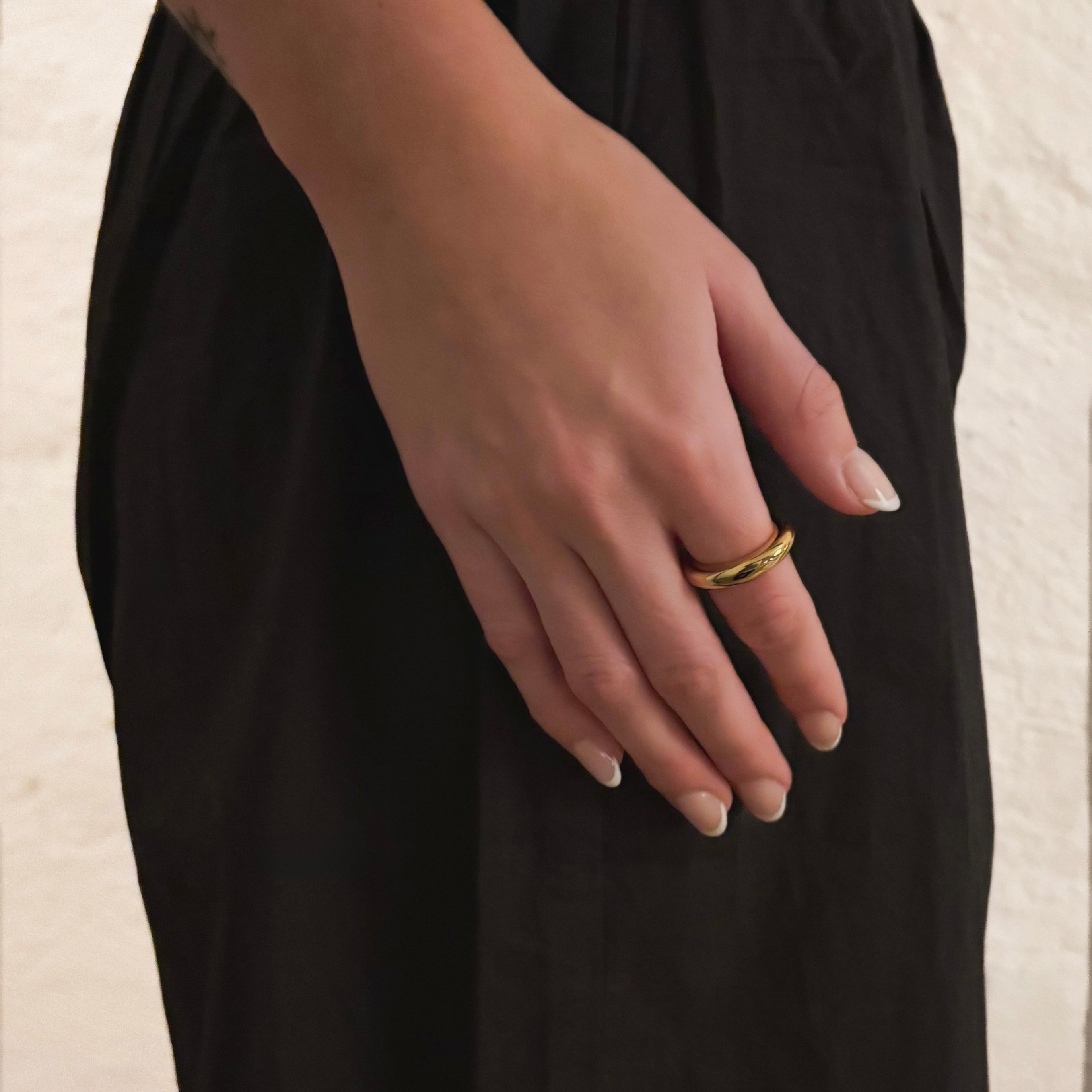 KAIZEN RING guld – närbild tunn guldring minimalistisk design