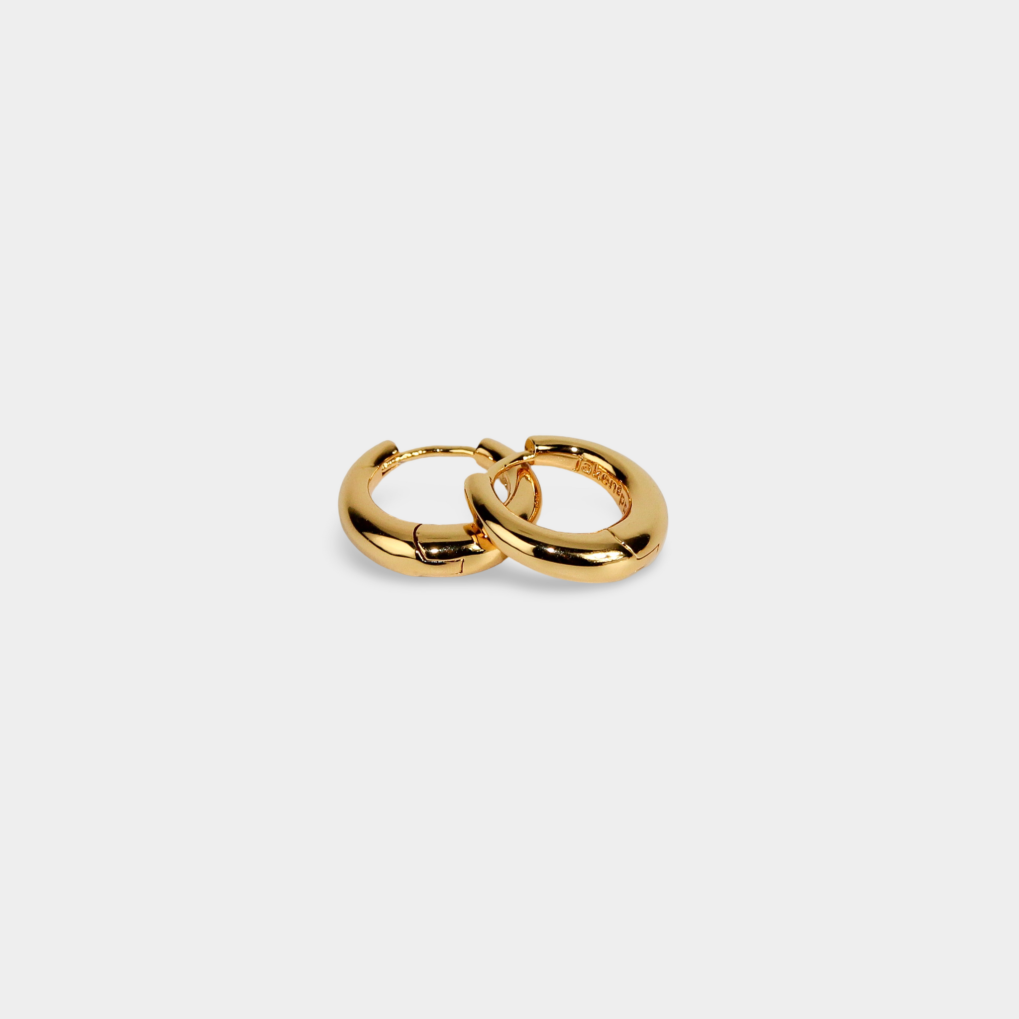 KAIZEN SMALL HOOPS guld – små guldcreoler 12mm minimalistisk design 18K guld