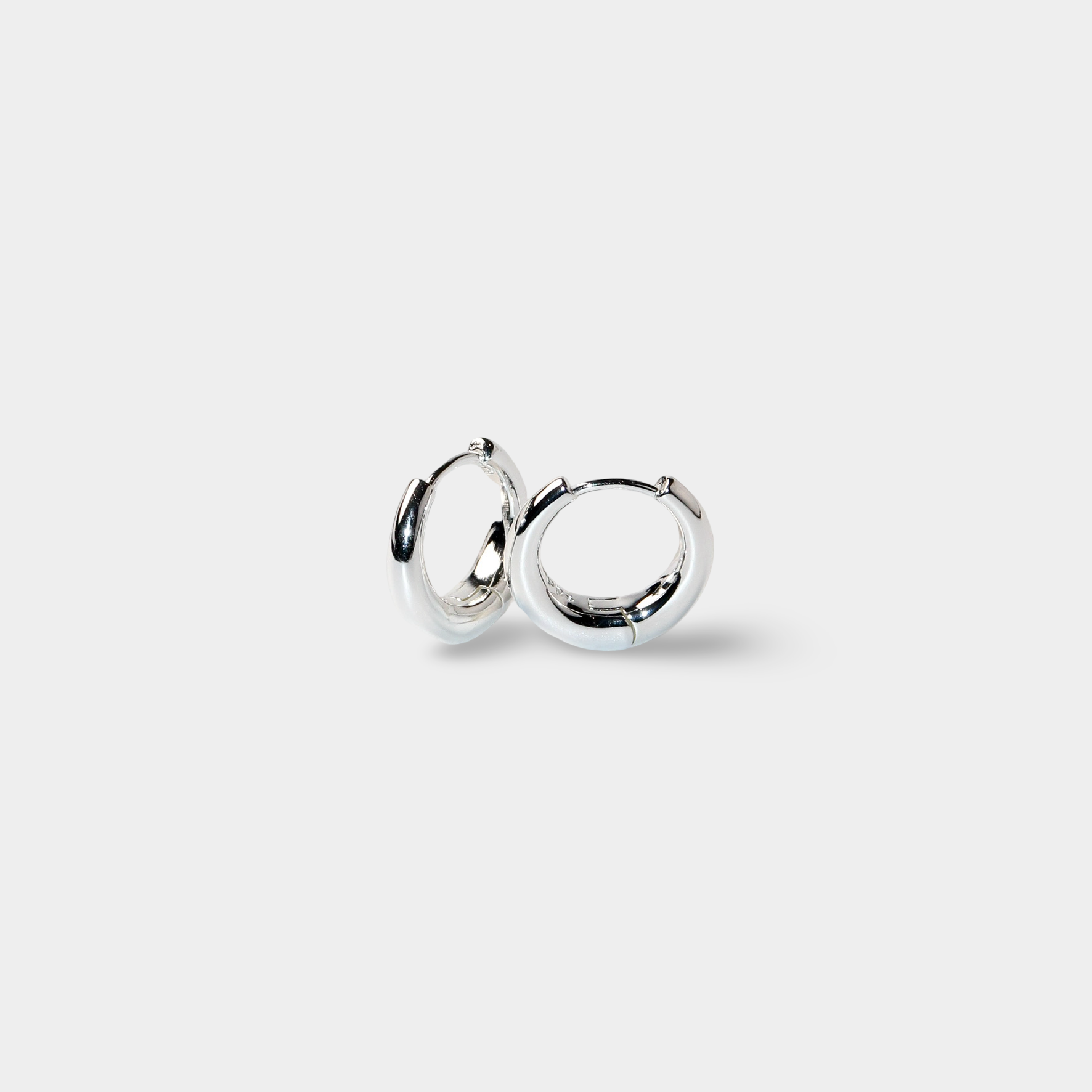 KAIZEN SMALL HOOPS silver – närbild små creoler 925 silver