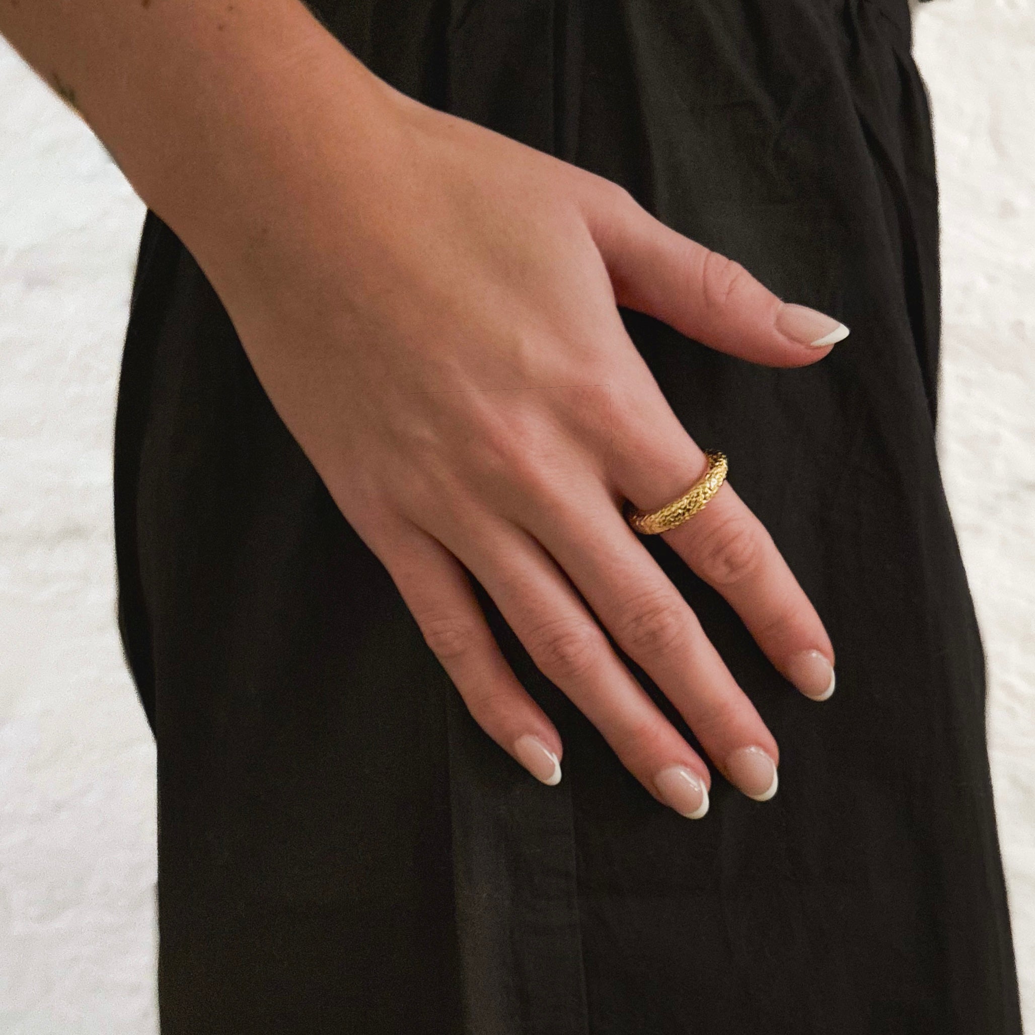 KAIZEN guldring 18K guld – hamrad textur närbild