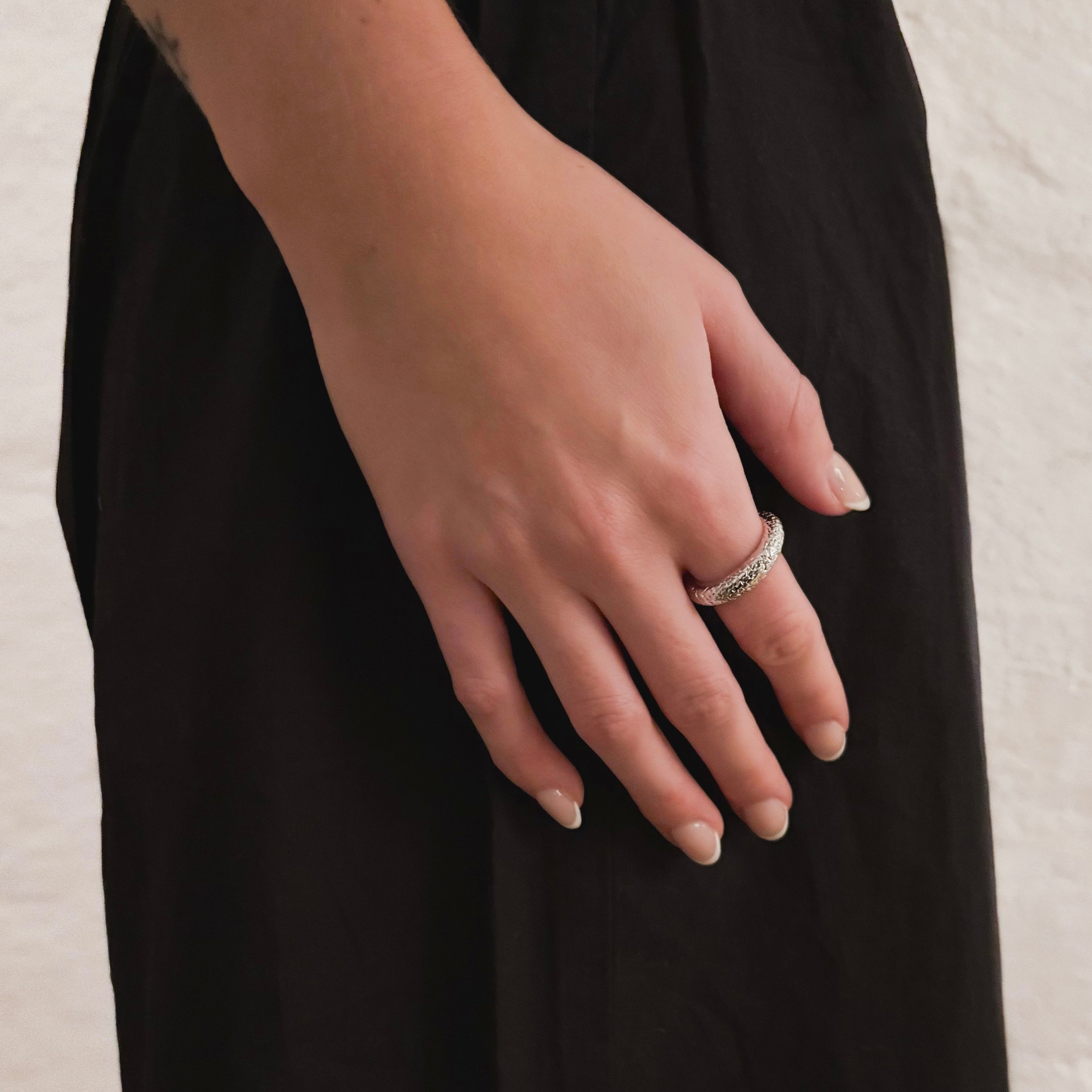 KAIZEN silverring 925 silver – hamrad textur närbild