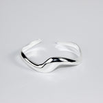 SAUDADE CUFF BRACELET silver – vågigt silverarmband 925 silver minimalistisk design