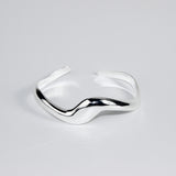 SAUDADE CUFF BRACELET silver – vågigt silverarmband 925 silver minimalistisk design