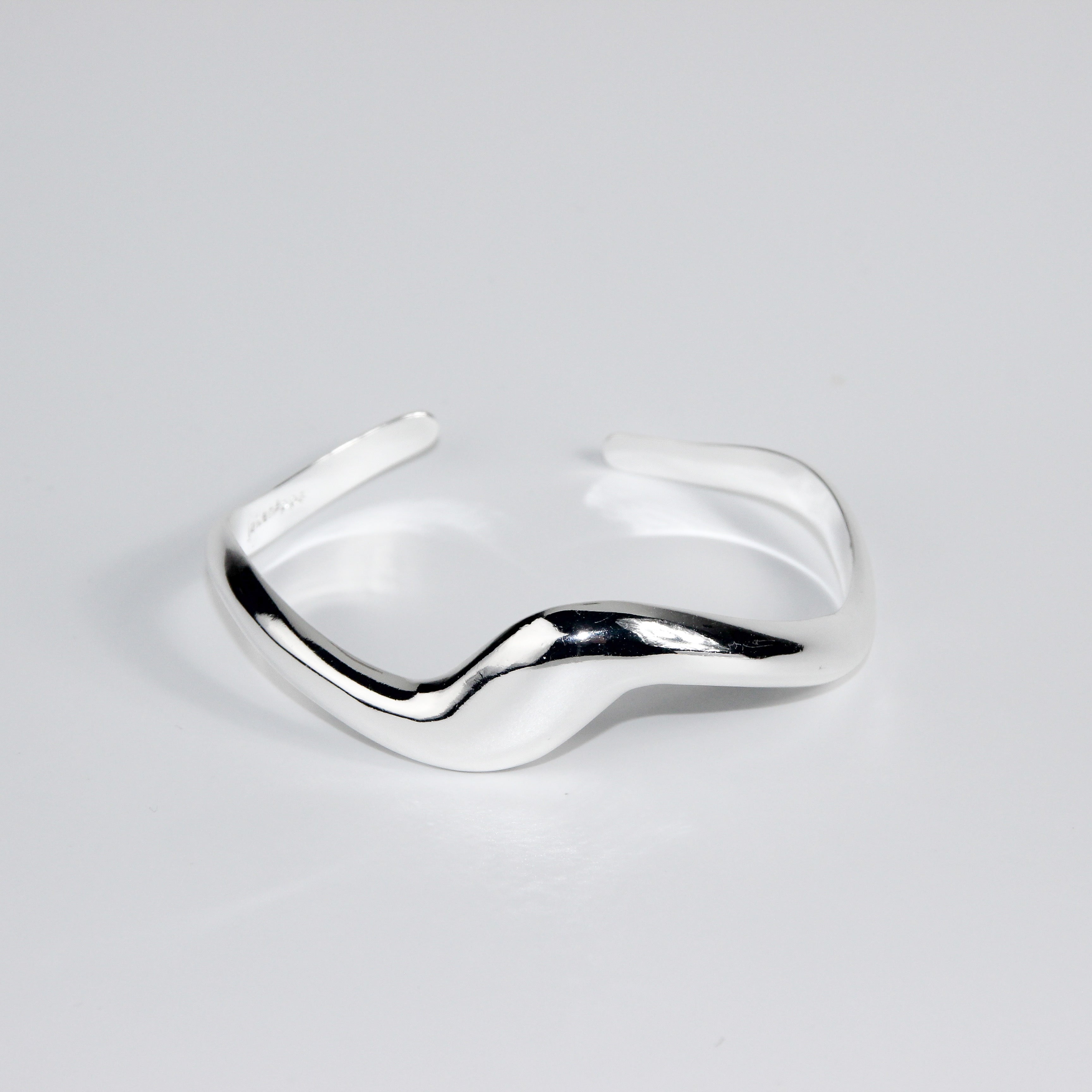 SAUDADE CUFF BRACELET silver – vågigt silverarmband 925 silver minimalistisk design