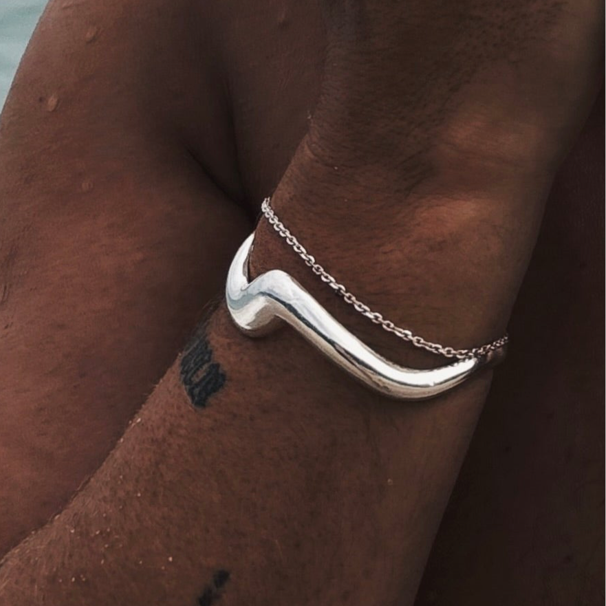 SAUDADE CUFF BRACELET silver – närbild cuff armband statement