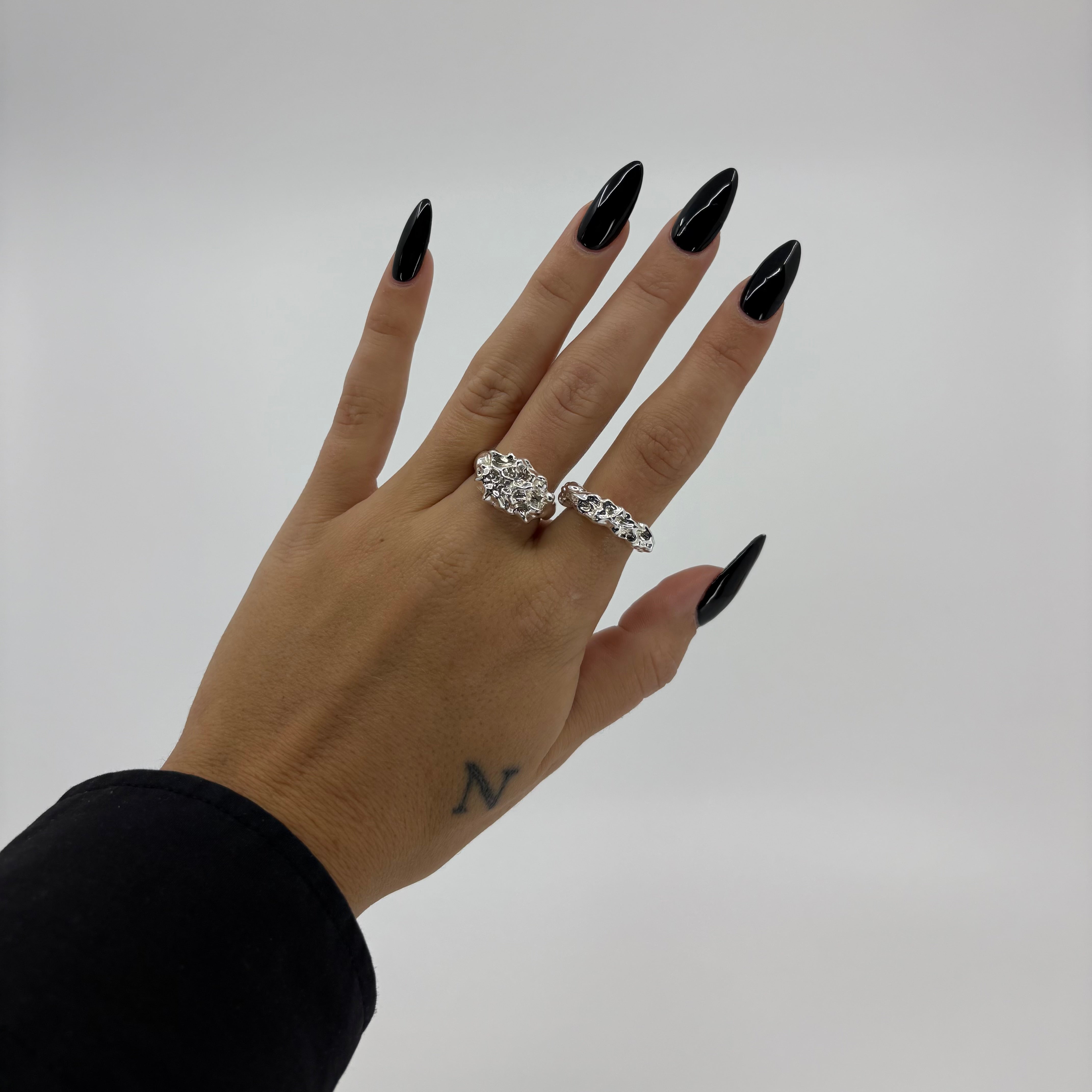STUCCI Ring på hand – statement silverring för dagligt bruk