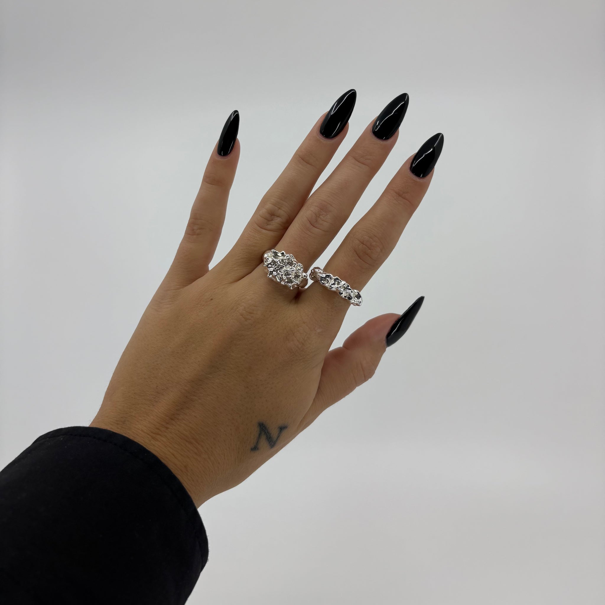 STUCCI Ring på hand – statement silverring för dagligt bruk