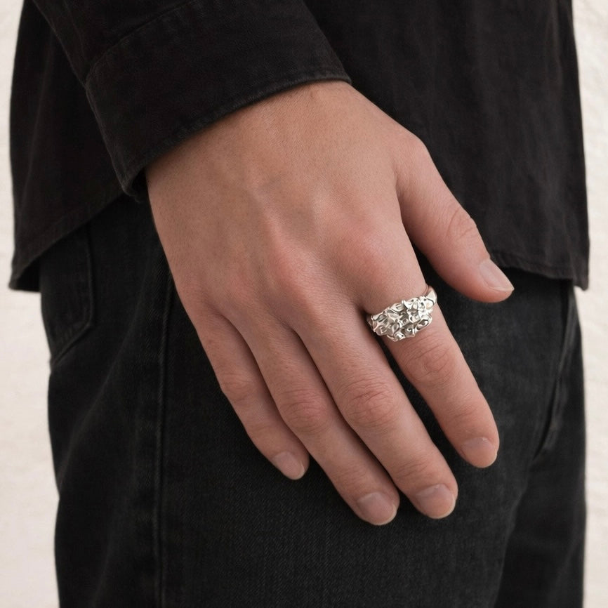 STUCCI silverring närbild – 6mm bred, texturerad yta i 925 silver