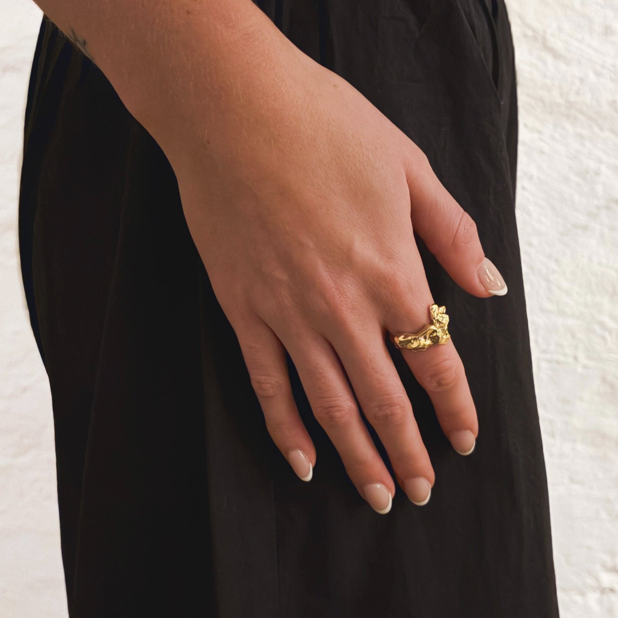 VEMINI guldring närbild – 6.5mm bred, hamrad yta i 18K guld plättering