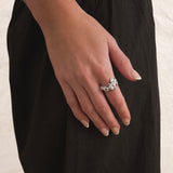VEMINI silverring på hand – unisex ring med hamrad design