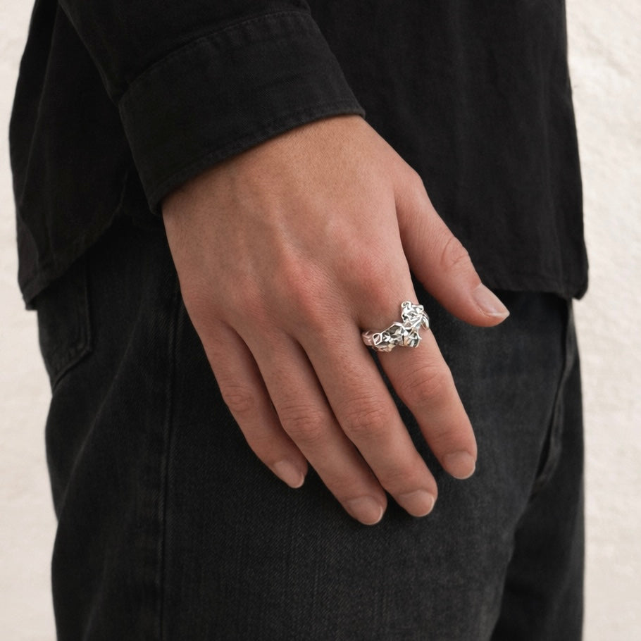 VEMINI silverring från sidan – hamrad yta i återvunnet 925 silver