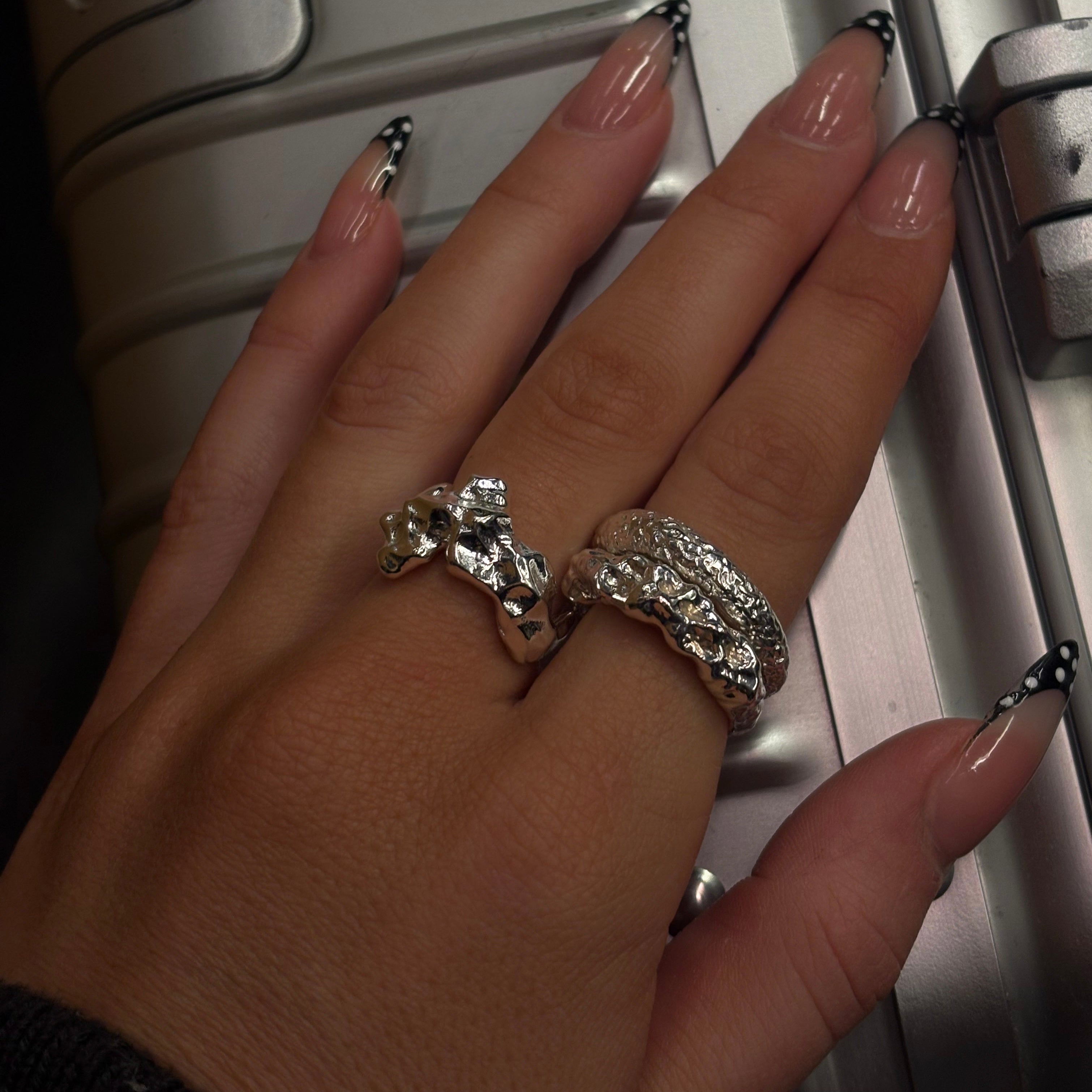 Närbild VEMINI silverring – 6.5mm bred, hypoallergen